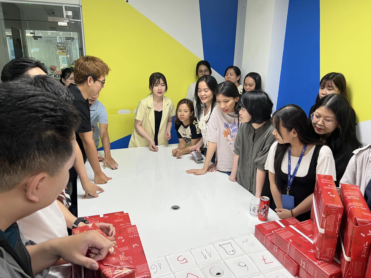 Everyone is waiting for Ms. Linh - HR Manager to throw the marbles into the box