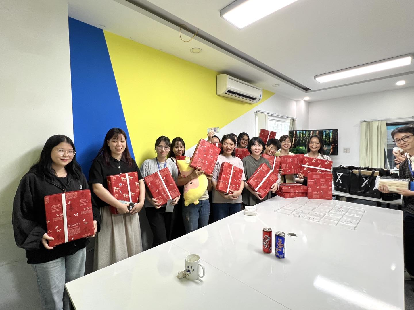 Sending gifts to women