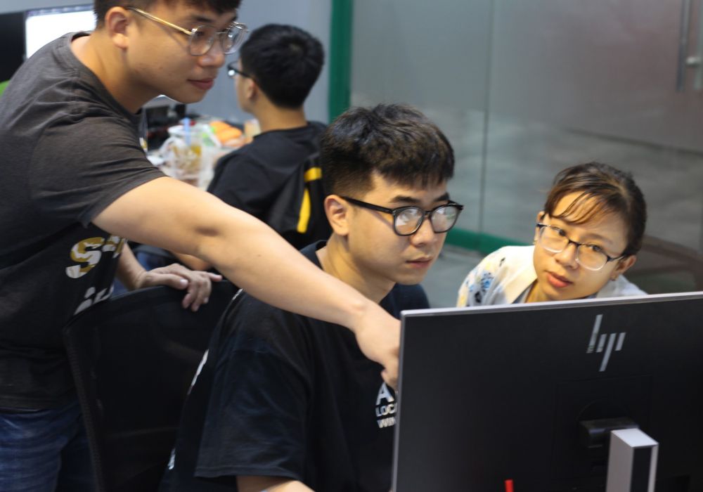 Mrs. Trang guide new member to resolve the problem